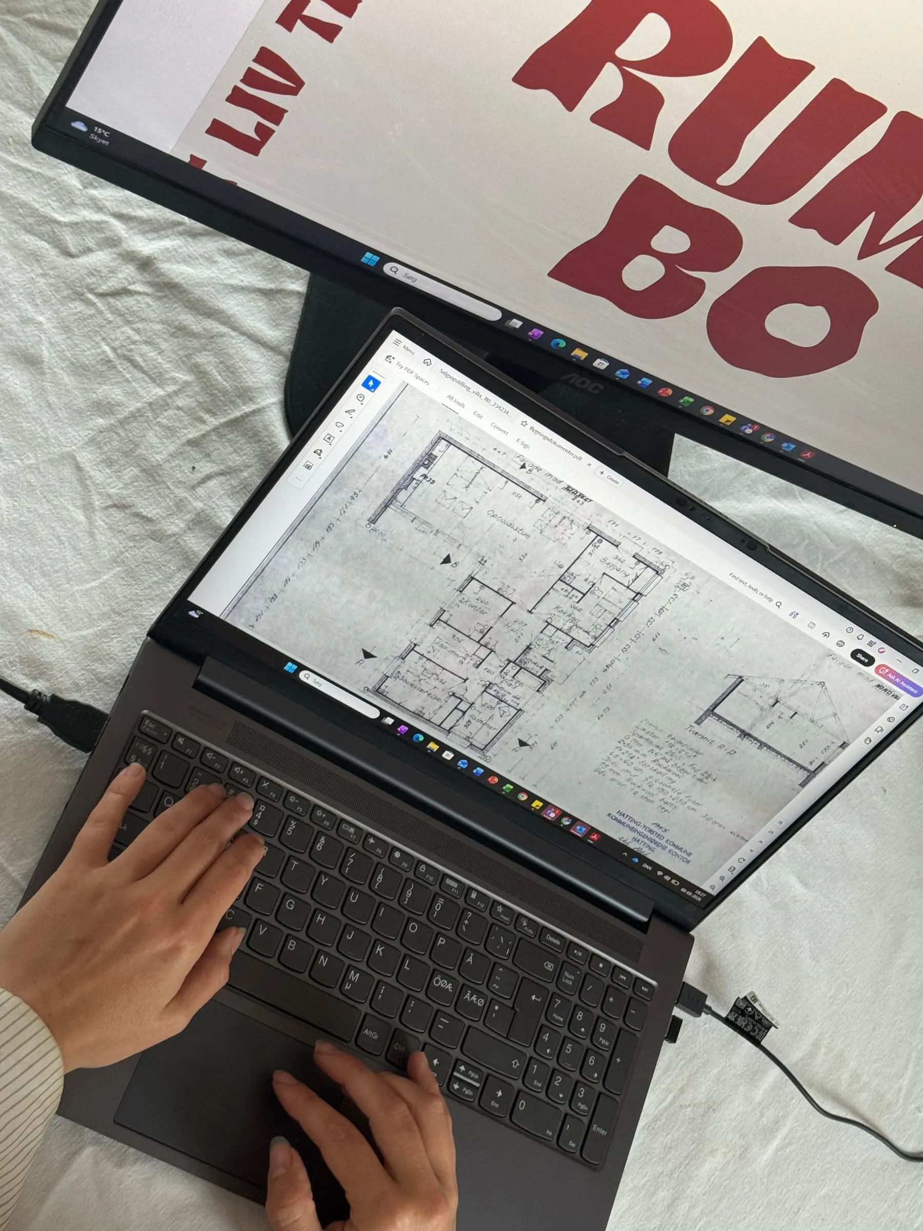 Sarah Tarp arbejder med plantegning og projektmateriale på skærmen