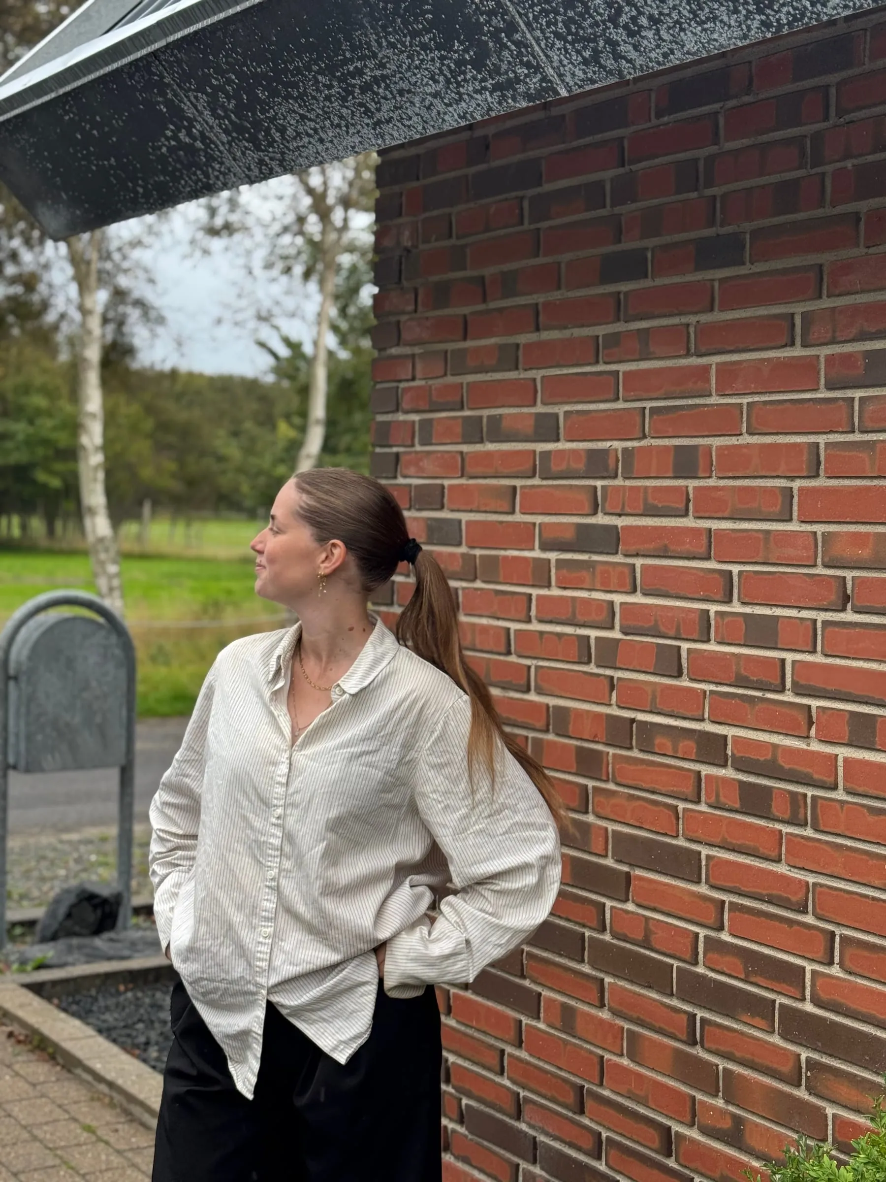 Sarah Tarp ved husets murværk – arkitekten bag de tre pakker