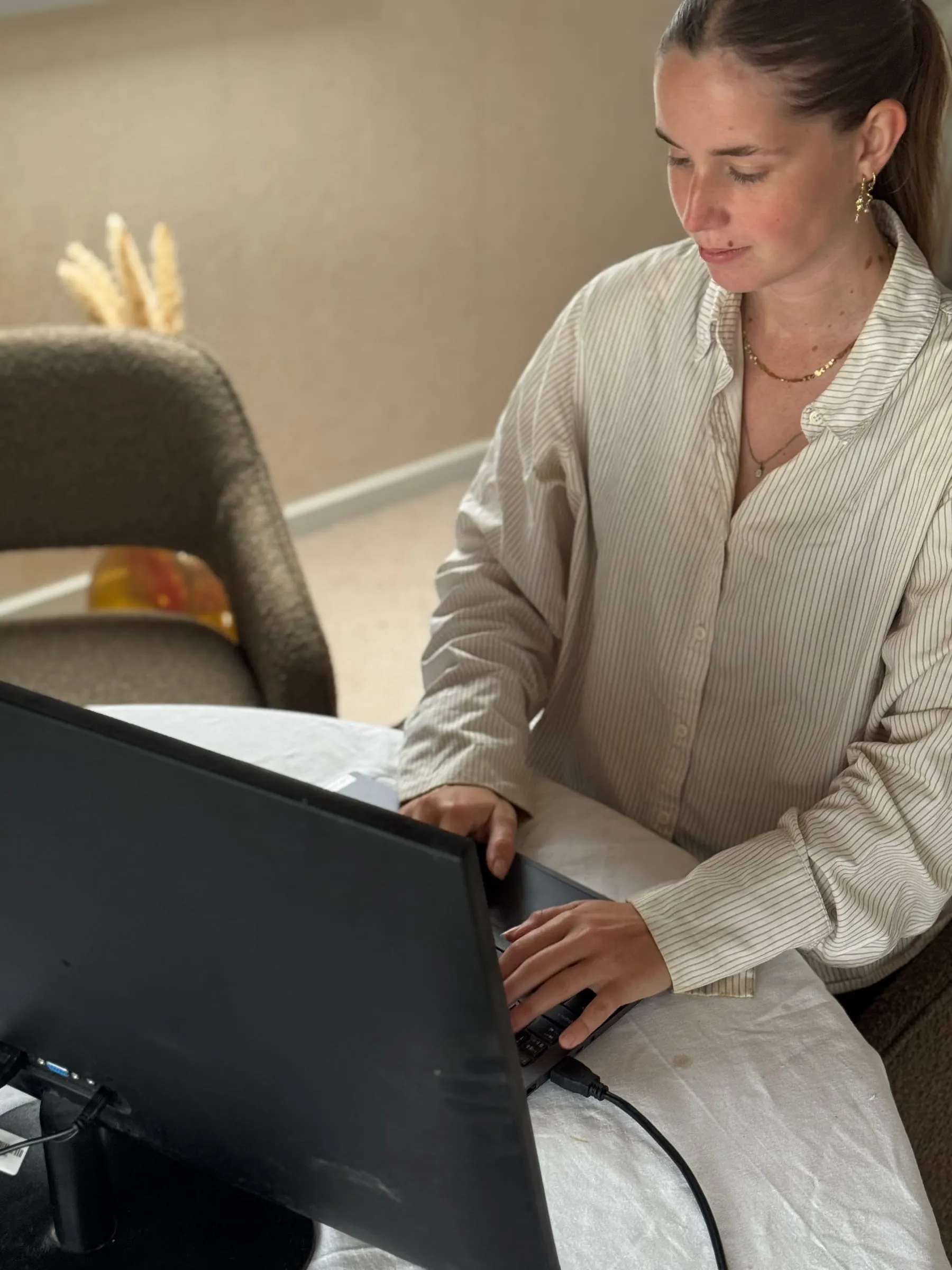 Sarah Tarp ved skrivebordet under et online møde