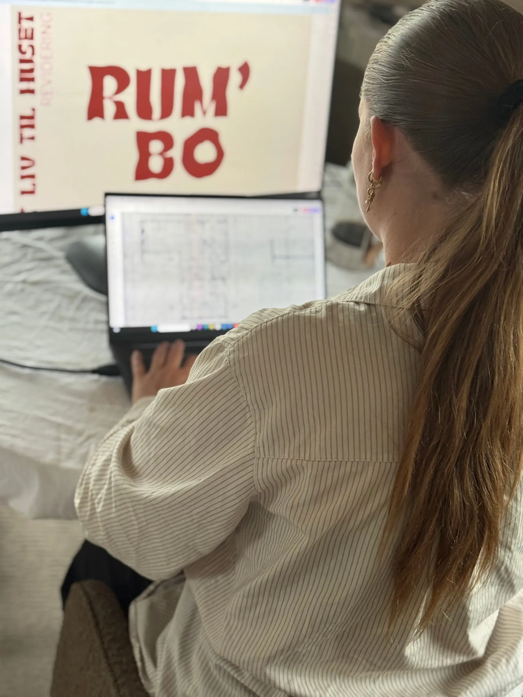 Sarah Tarp arbejder på en plantegning på computeren